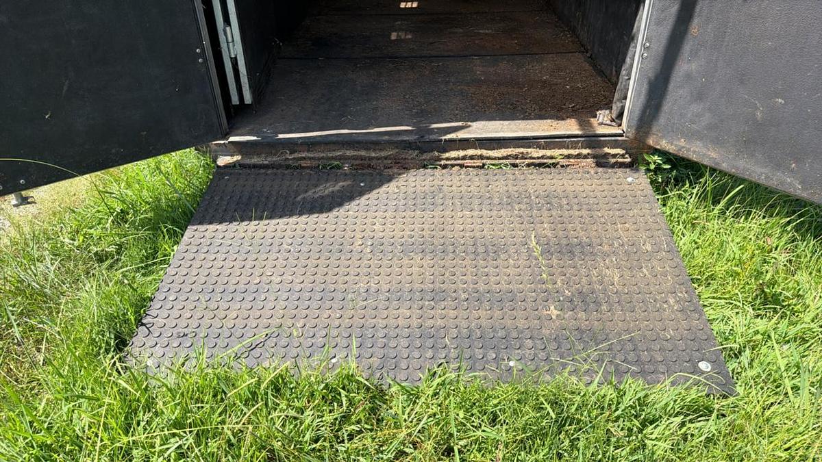 Used Sundowner 4 Horse Trailer