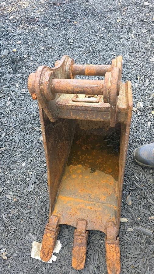 Used Edge 11" Excavator Bucket