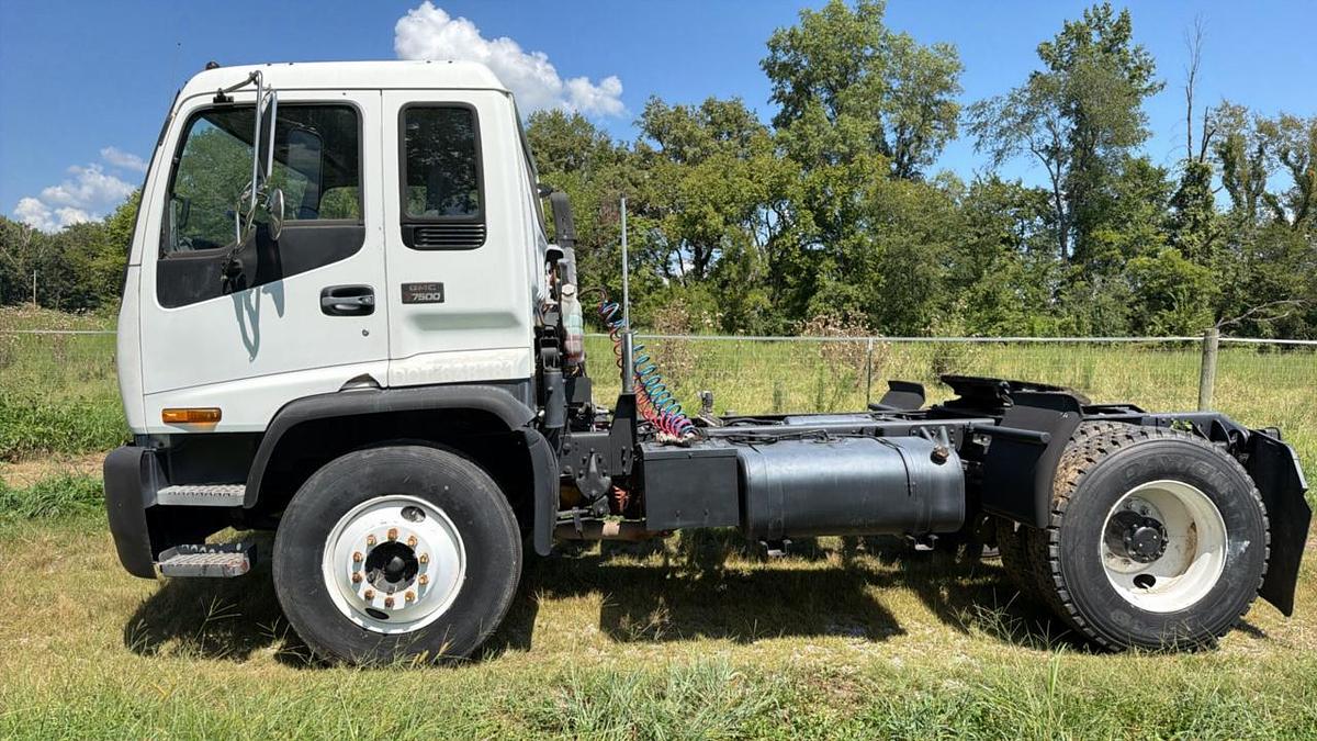 Used 2002 GMC T7500 Snub Nose Truck