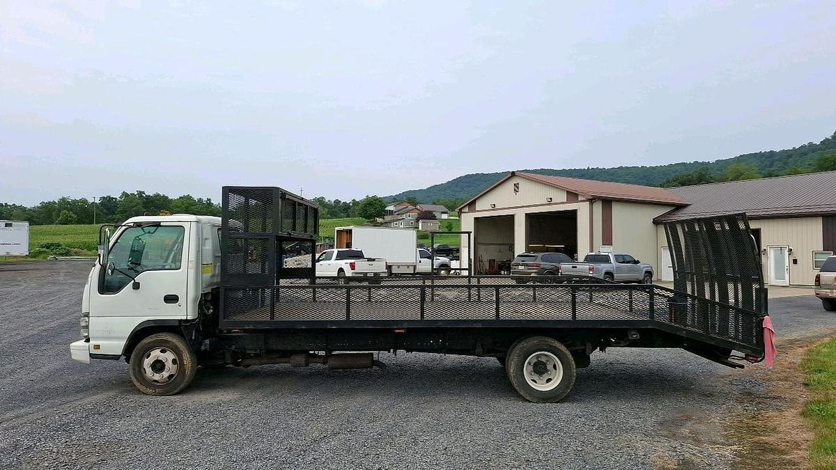Used 2007 Isuzu Flatbed Truck