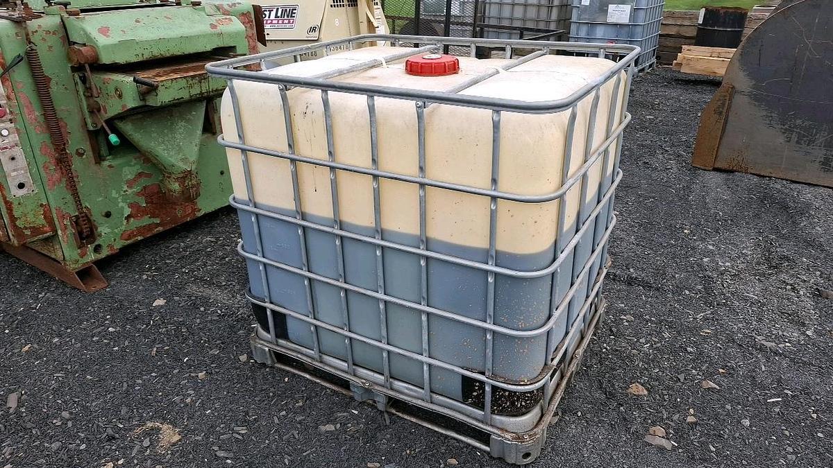 Used Tote with Bar & Chain Oil