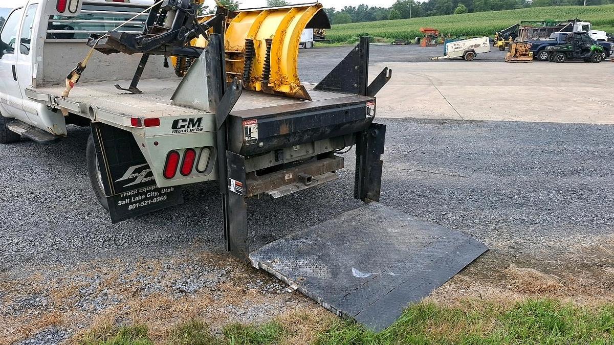 Used 2003 Ford F250 Flatbed Truck