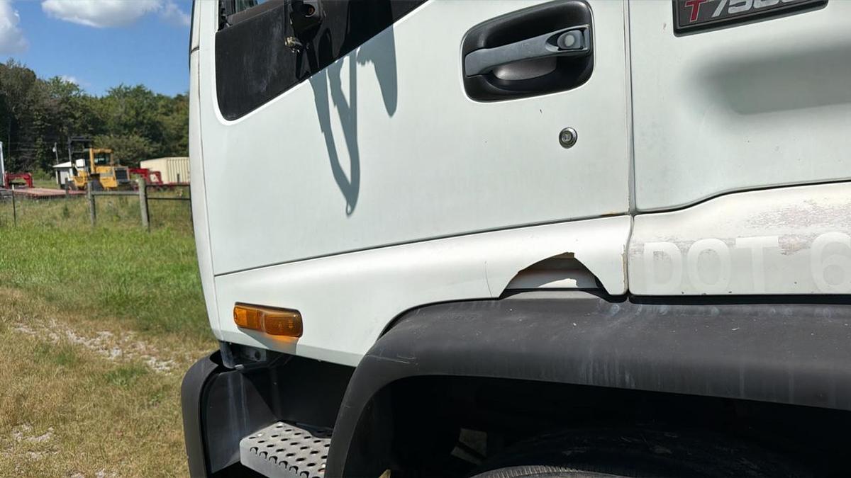Used 2002 GMC T7500 Snub Nose Truck