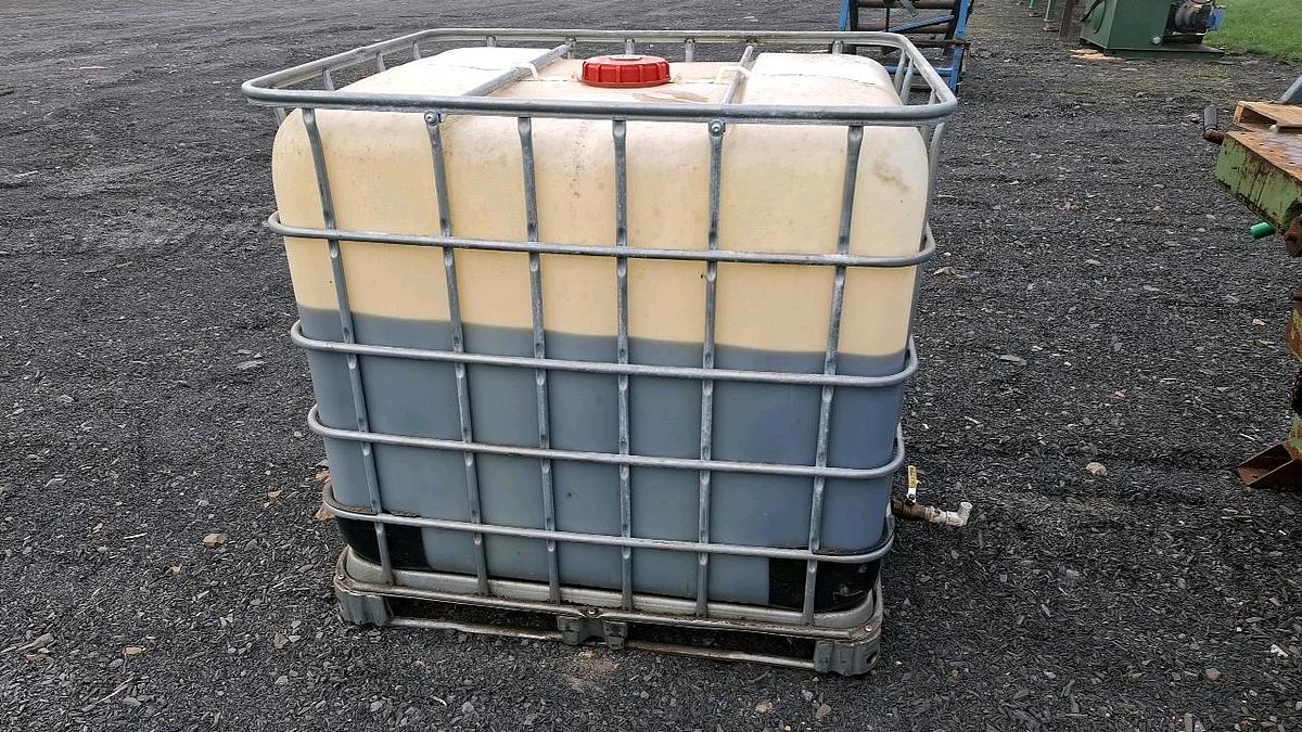 Used Tote with Bar & Chain Oil