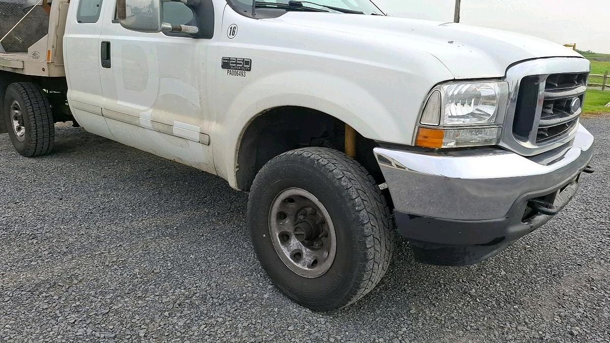 Used 2003 Ford F250 Flatbed Truck