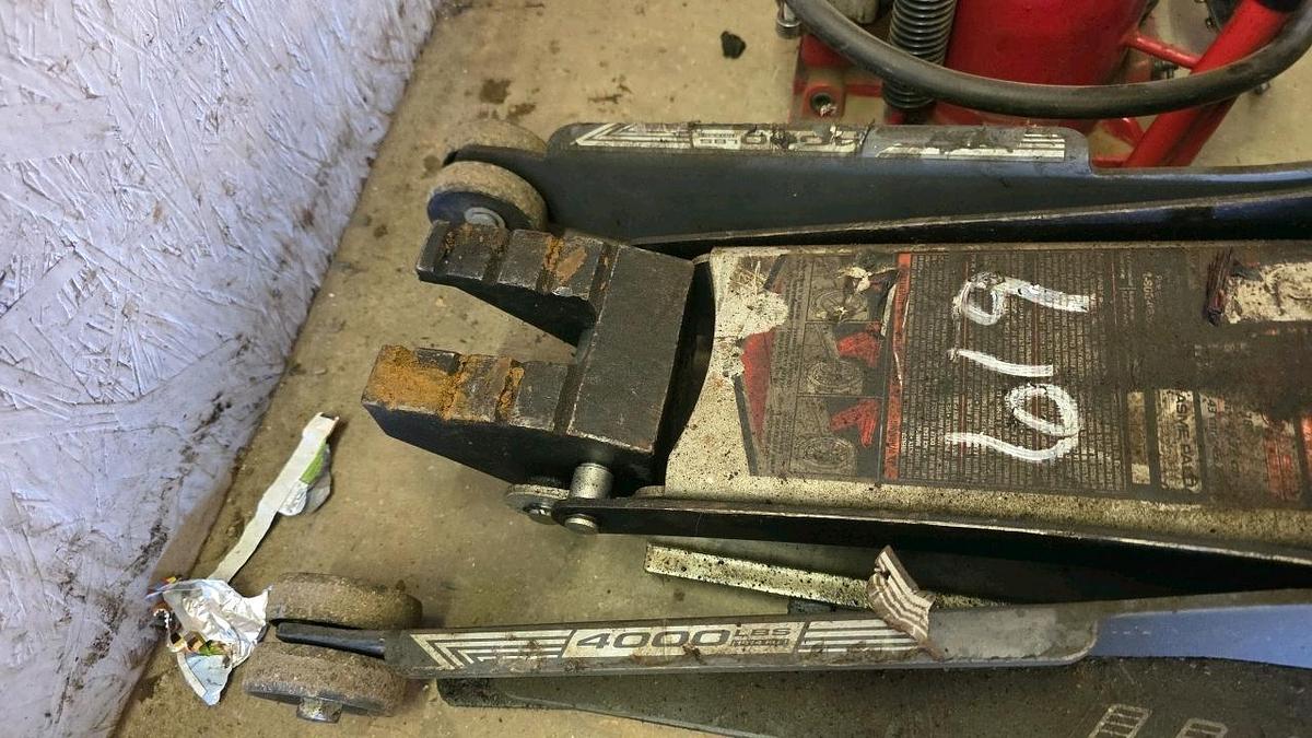 Used Automotive and Hydraulic Jack