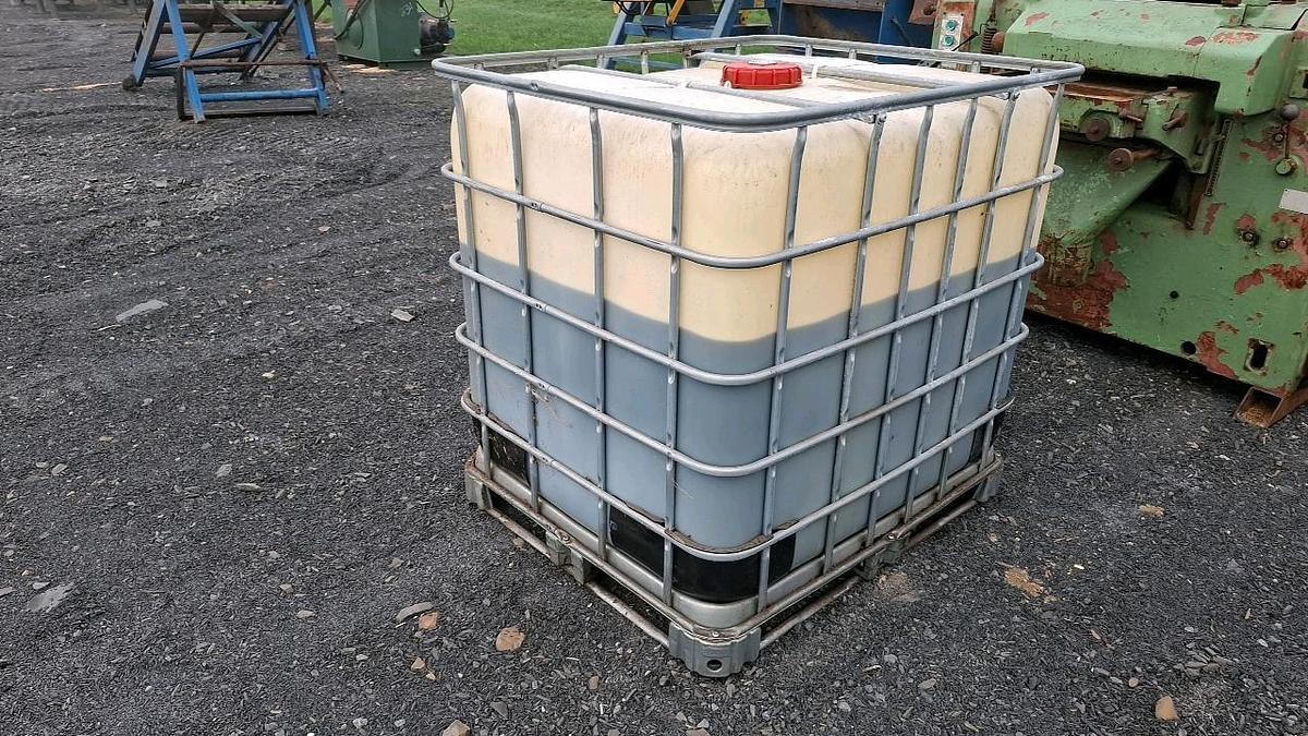 Used Tote with Bar & Chain Oil