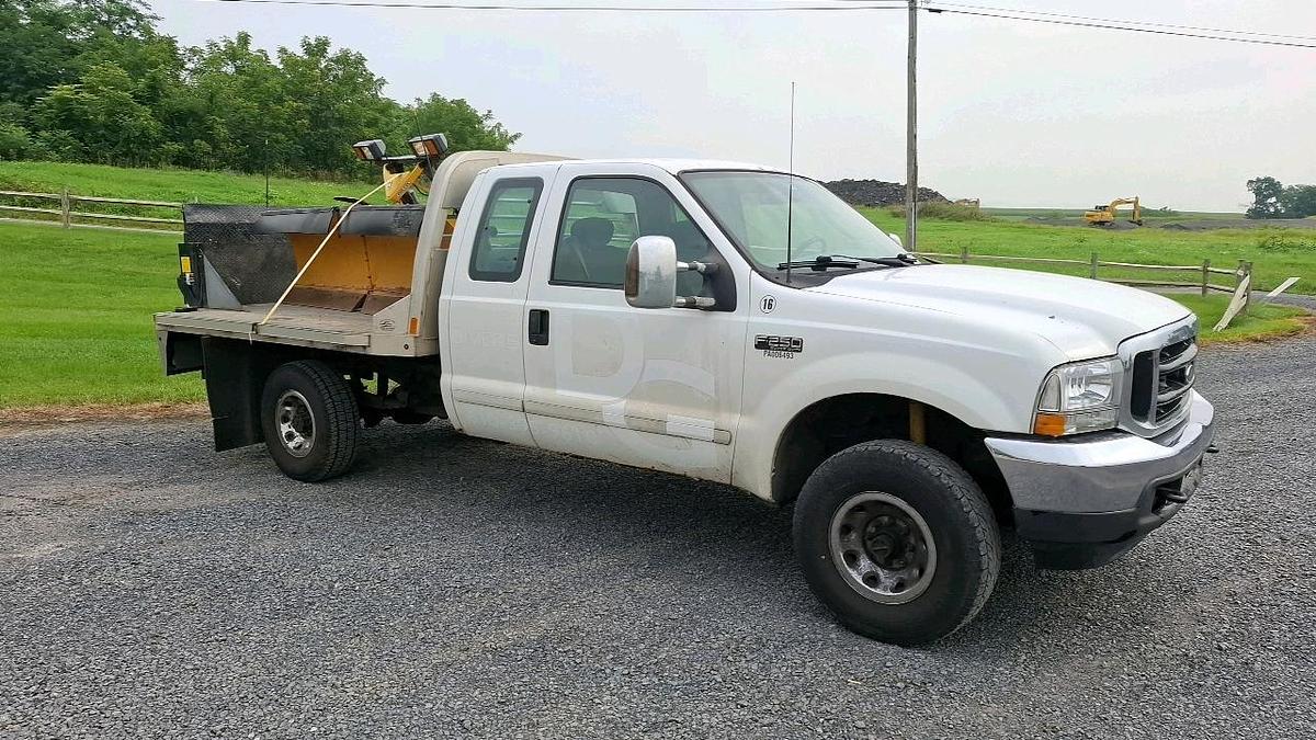 Used 2003 Ford F250 Flatbed Truck