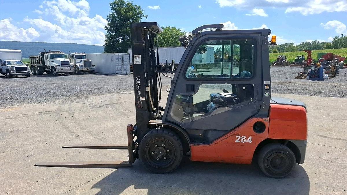 Used Toyota 8FDU30 Forklift