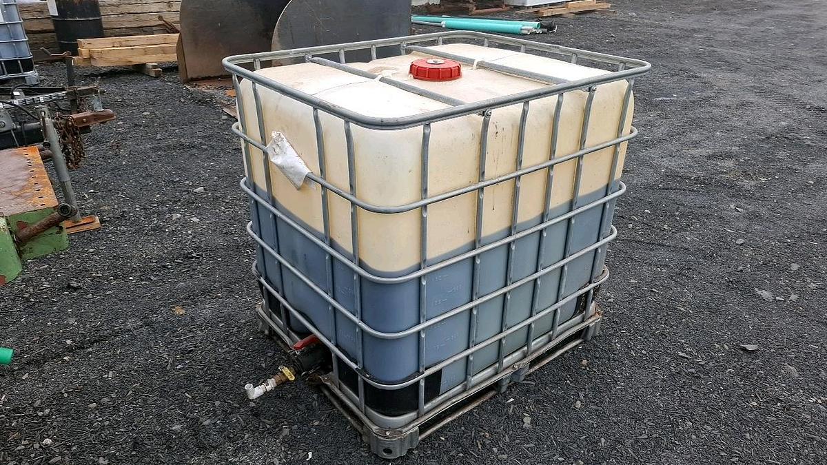 Used Tote with Bar & Chain Oil