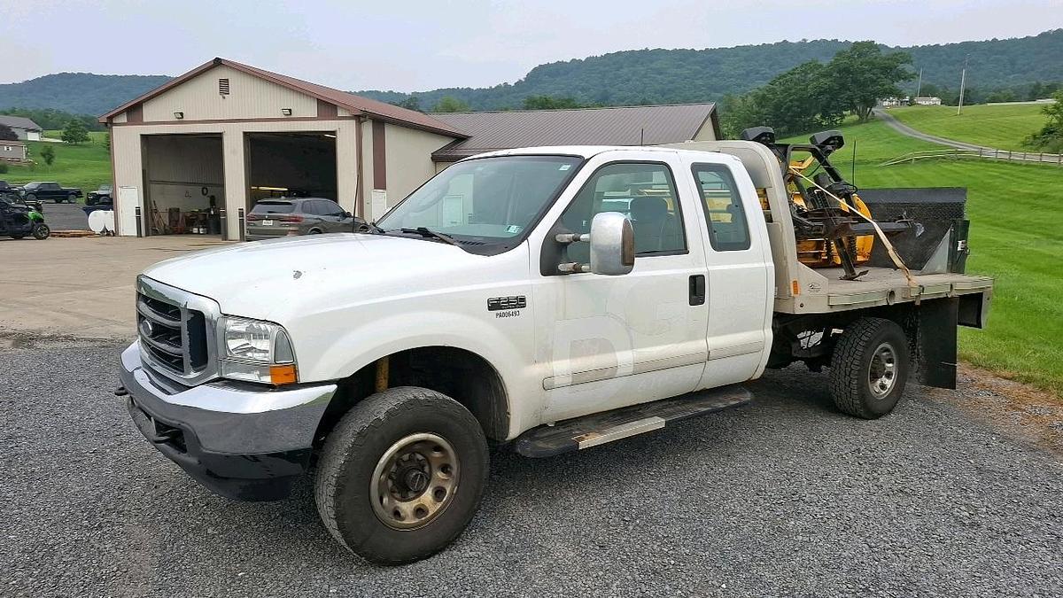 Used 2003 Ford F250 Flatbed Truck