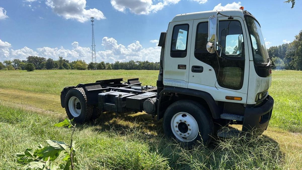 Used 2002 GMC T7500 Snub Nose Truck