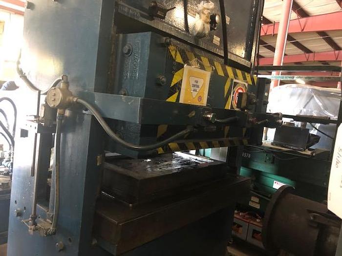 Used 300 Ton Hydraulic rubber pad press