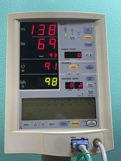Gebraucht Datascope Accutorr Plus Patientenmonitor auf Trolley mit Blutdruckmanschette und SpO2 Fingersensor