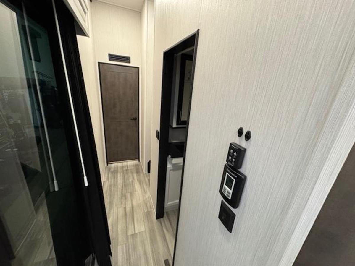 Used 2024 Cedar Creek Cottage 40CDL