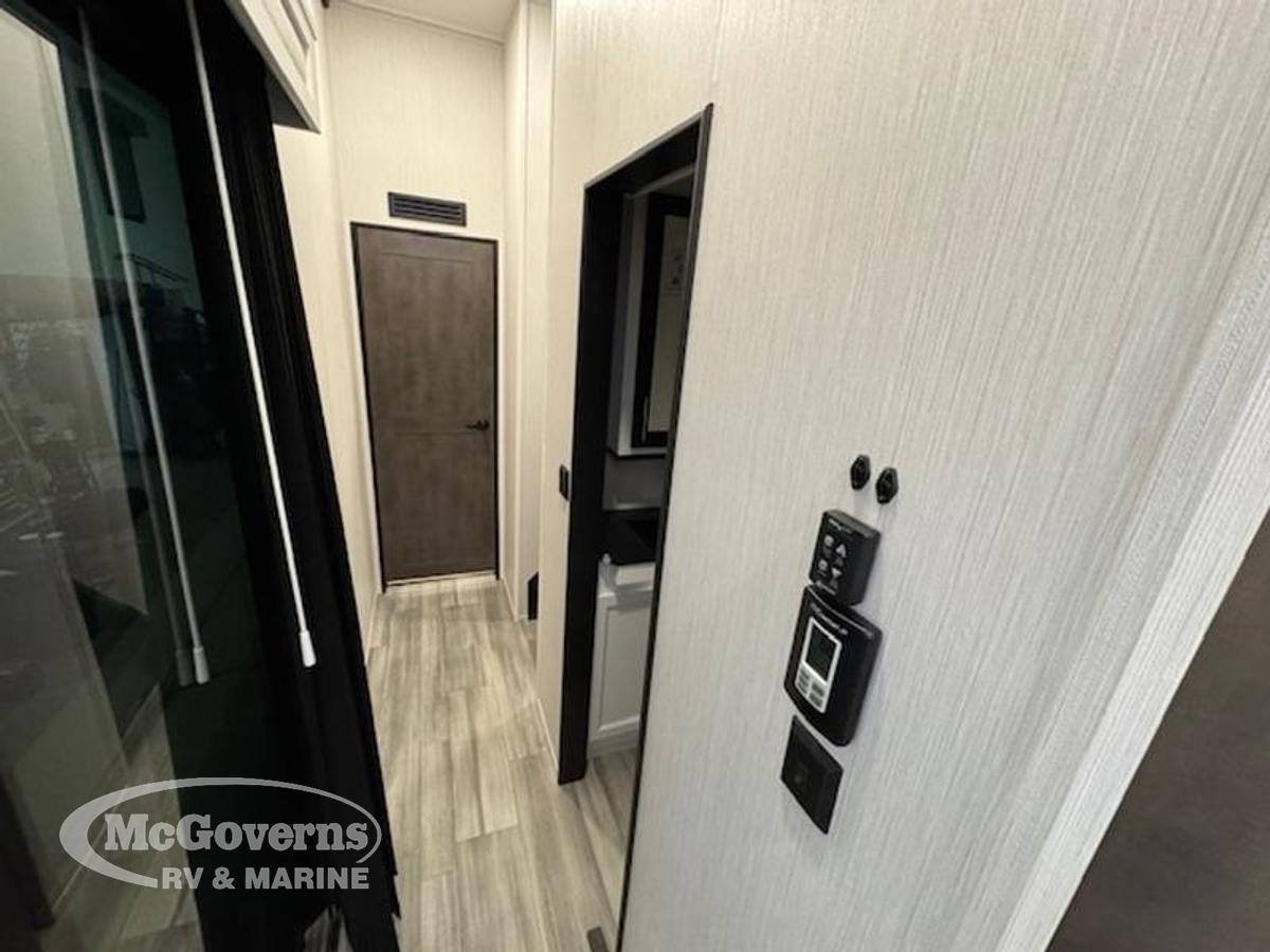 Used 2024 Cedar Creek Cottage 40CDL