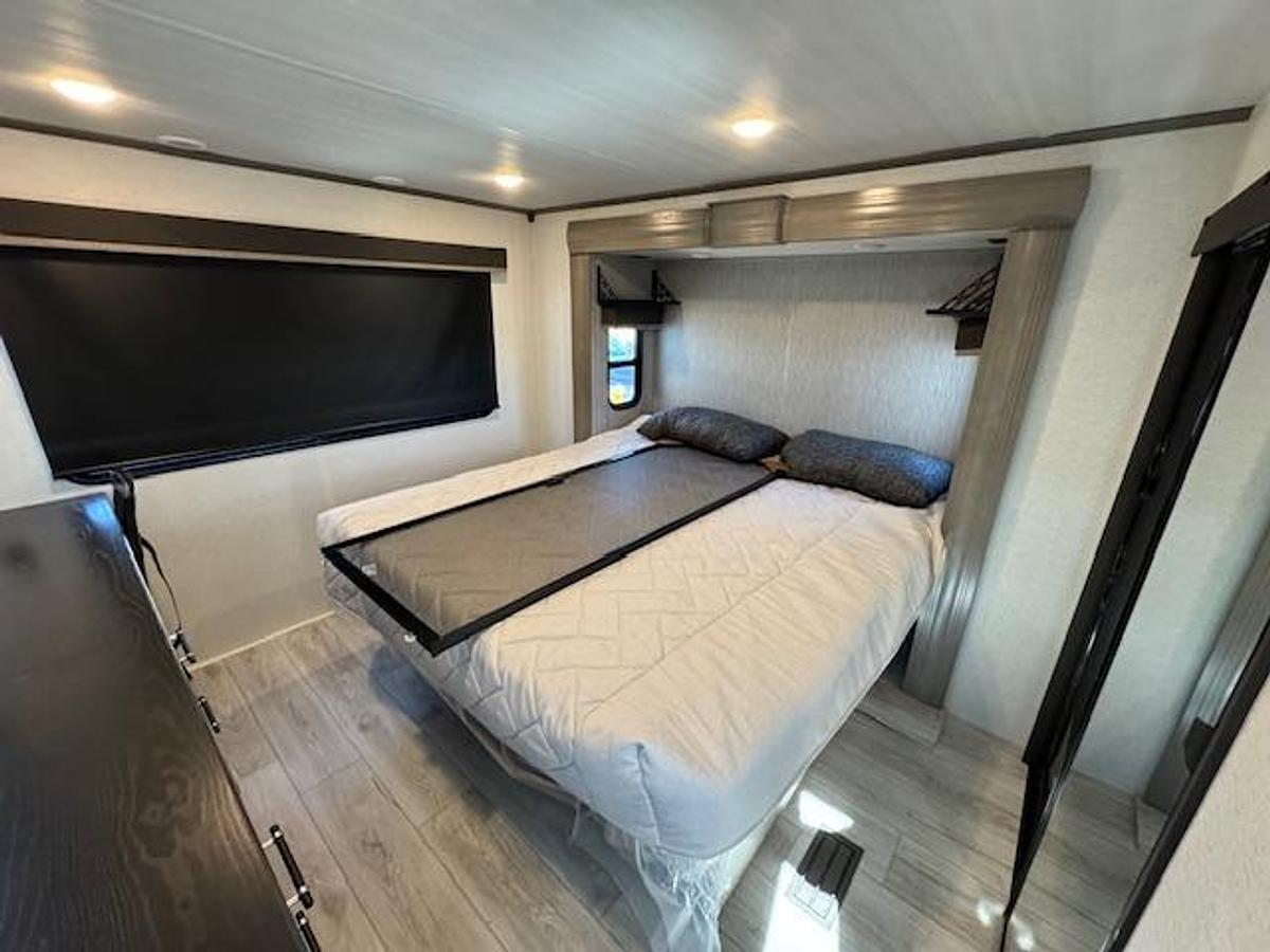 Used 2025 Keystone RV Retreat 391FSRL