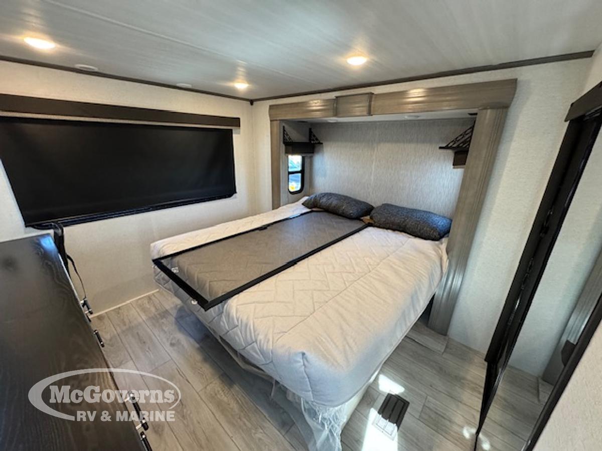 Used 2025 Keystone RV Retreat 391FSRL