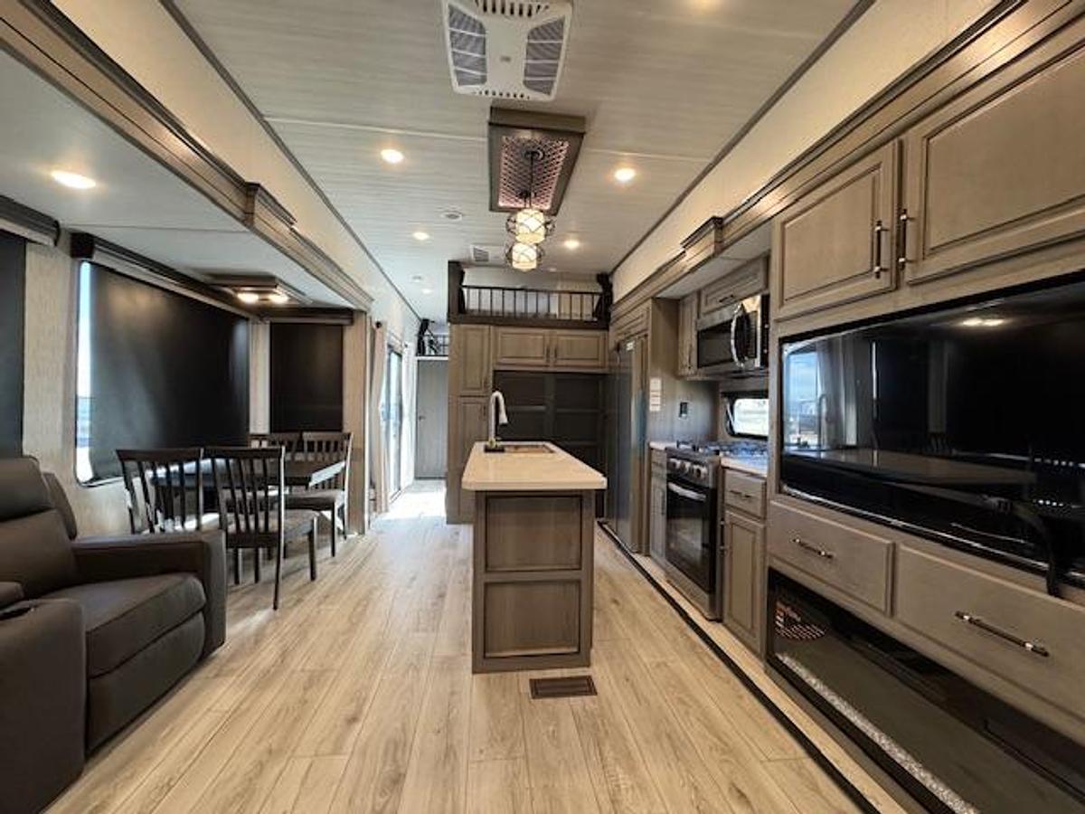 Used 2025 Keystone RV Retreat 391FSRL