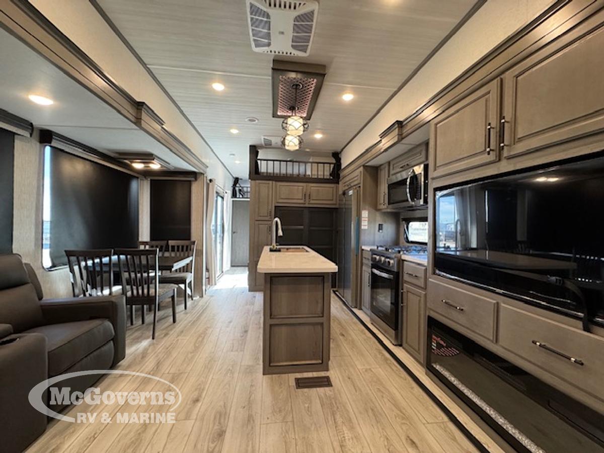 Used 2025 Keystone RV Retreat 391FSRL