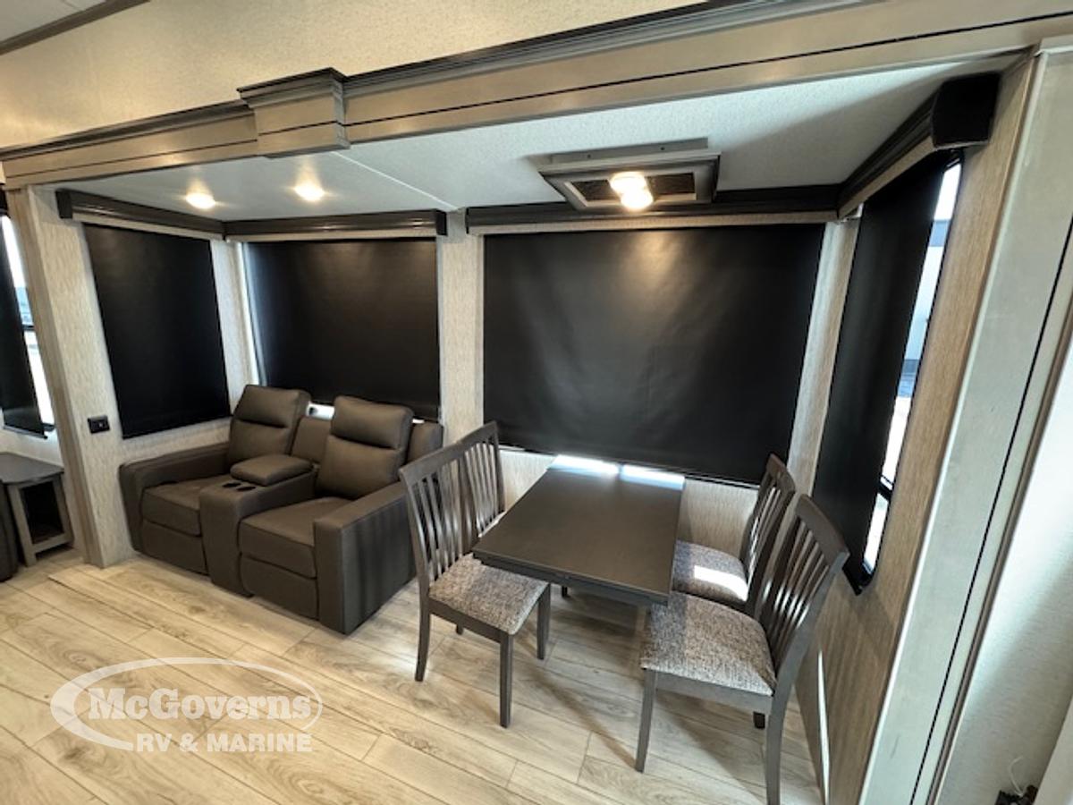 Used 2025 Keystone RV Retreat 391FSRL