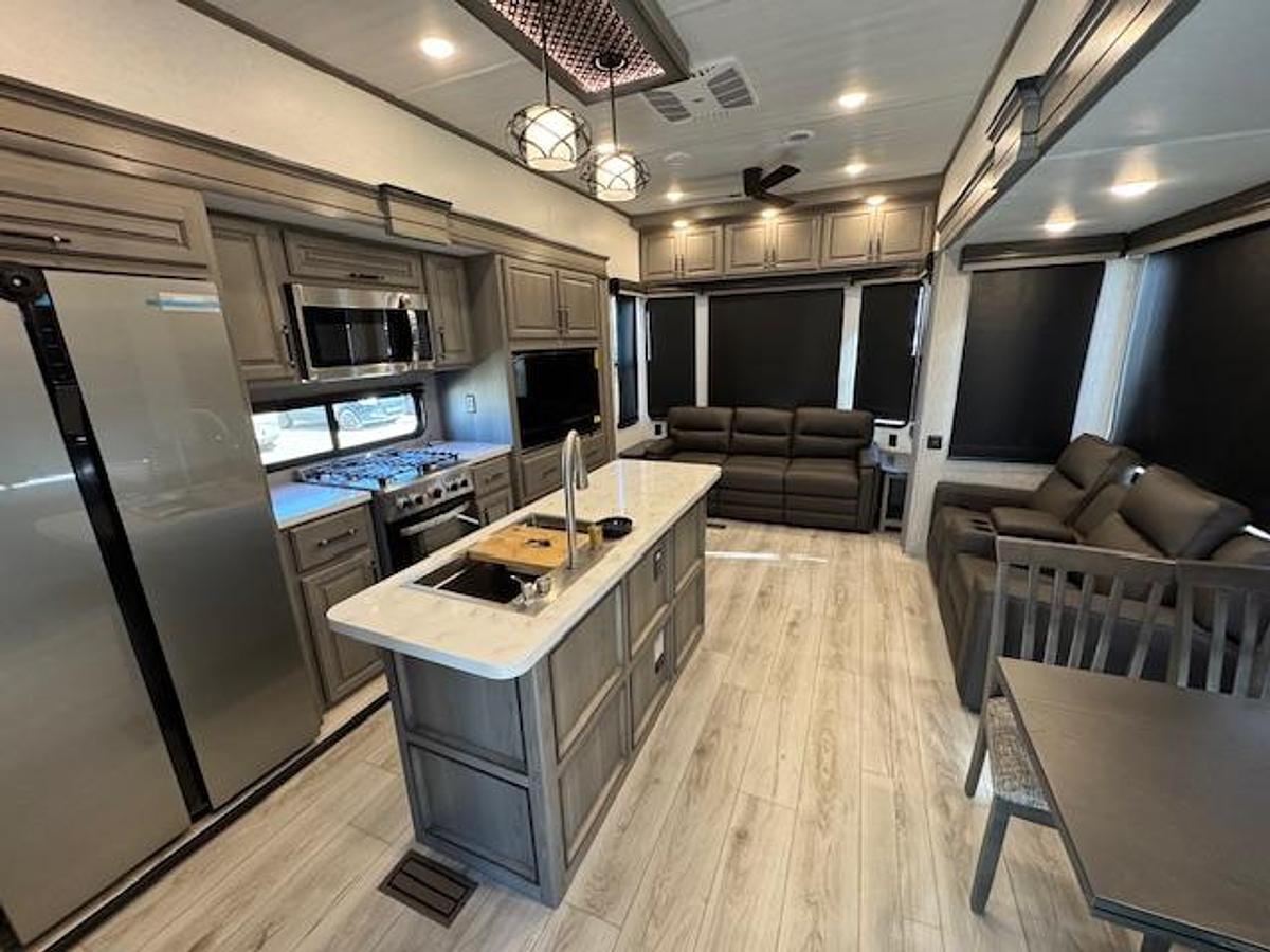 Used 2025 Keystone RV Retreat 391FSRL
