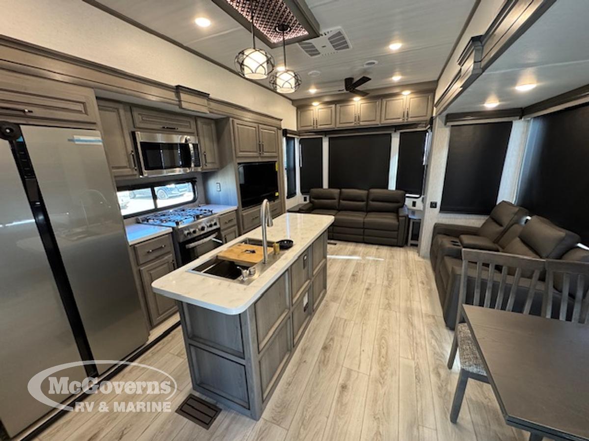 Used 2025 Keystone RV Retreat 391FSRL