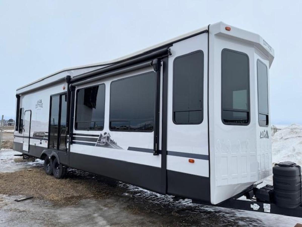 Used 2024 Cedar Creek Cottage 40CDL
