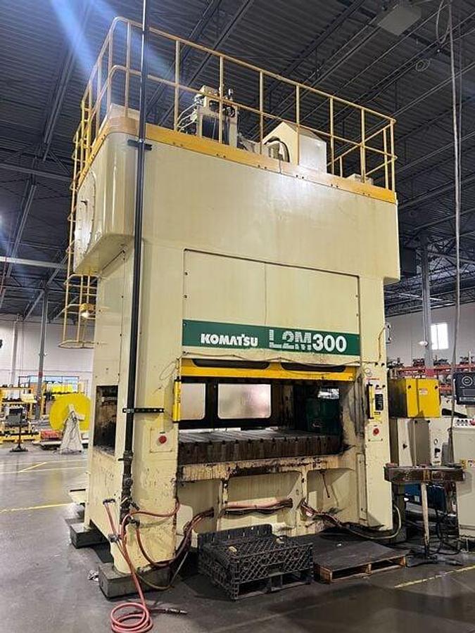 Used 330 ton Komatsu 84.65"x39.37" SSDC "Link-Drive" Stamping Press