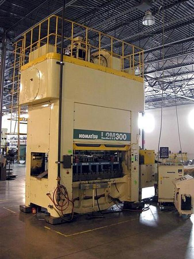 Used 330 ton Komatsu 84.65"x39.37" SSDC "Link-Drive" Stamping Press