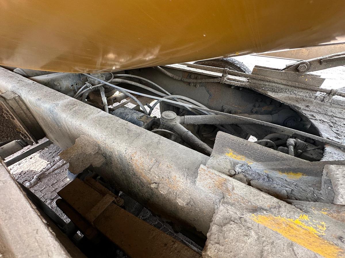 Used 2004 VOLVO Rear Discharge Mixer