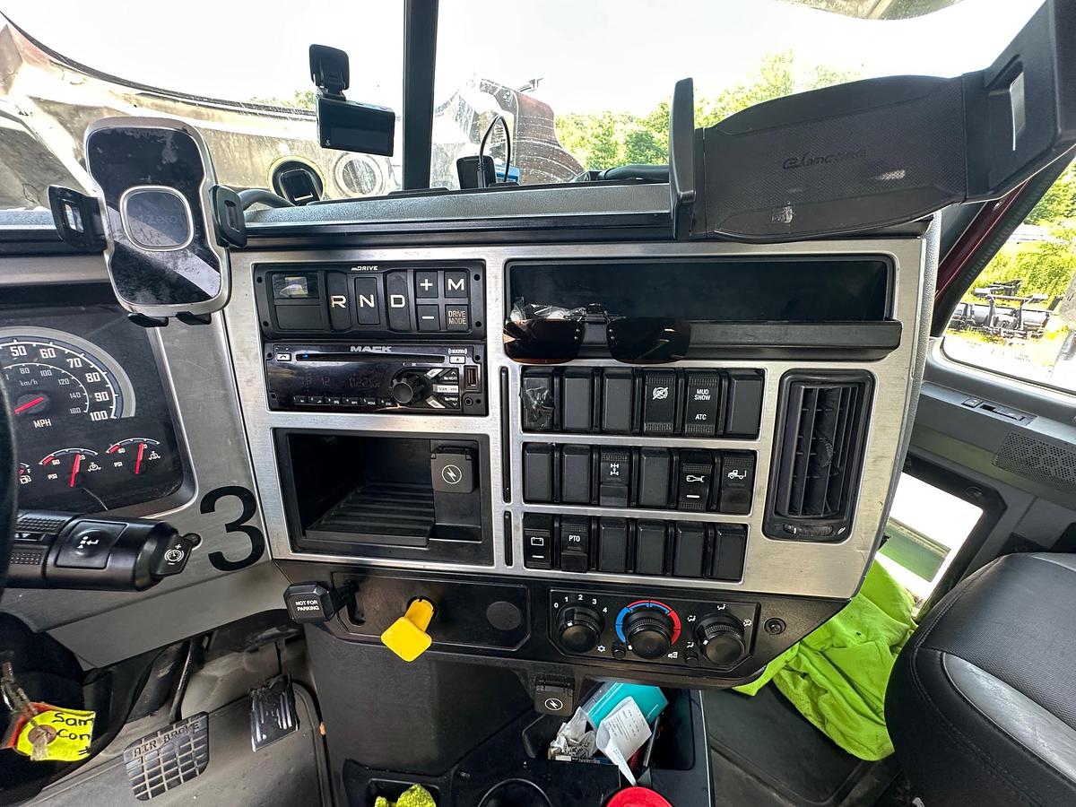 Used 2020 MACK Granite GR64F