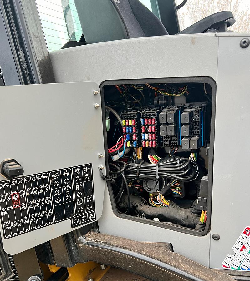 Used 2016 CATERPILLAR 907M