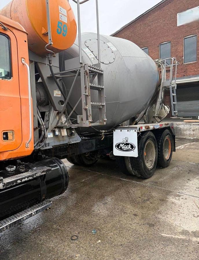 Used 2005 MACK CV713