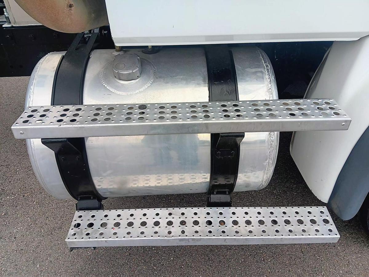 Used 2001 FREIGHTLINER FL 112