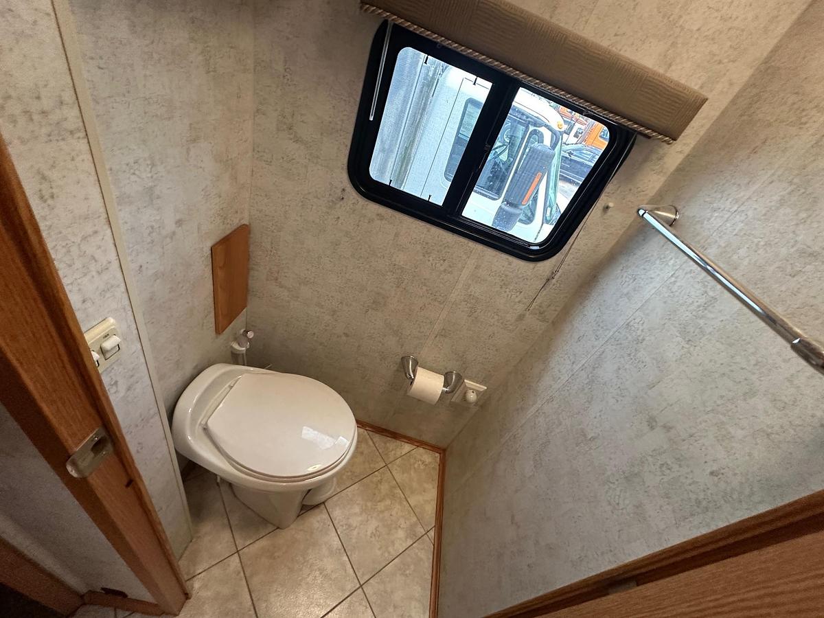 Used 2005 WINNEBAGO Suncruiser