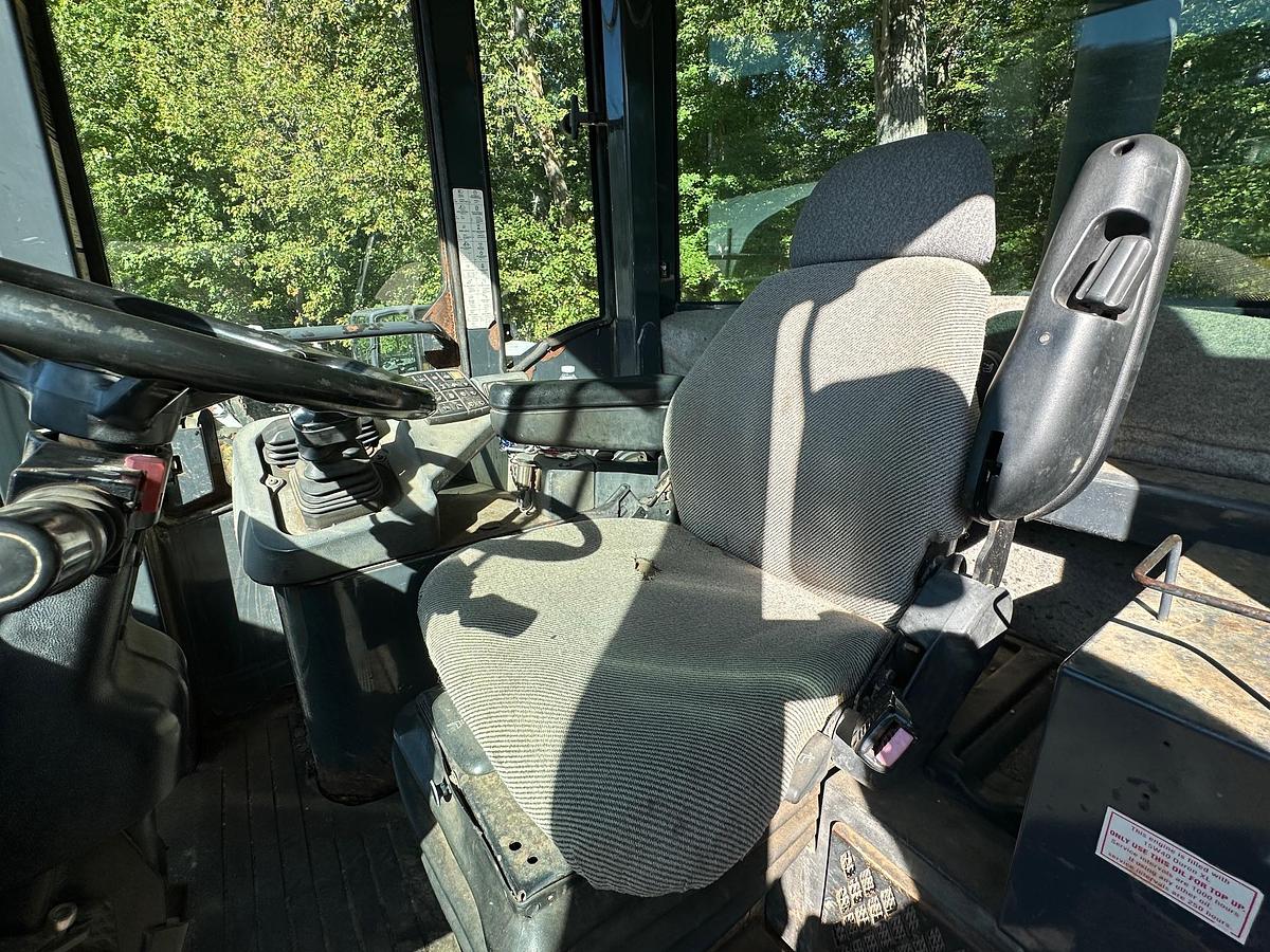 Used 2005 DEERE 624J