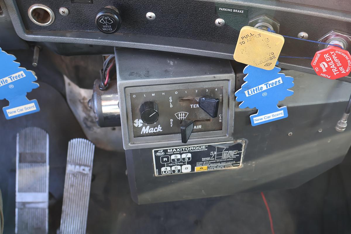 Used 1996 MACK RD690S