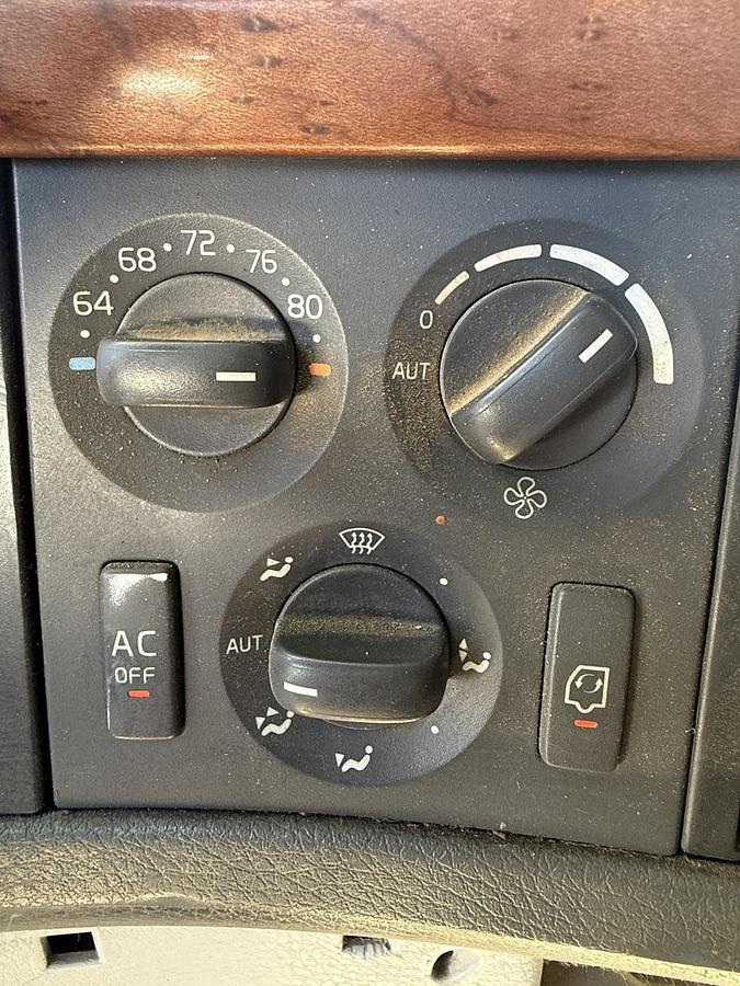 Used 2005 VOLVO VNL 64T670