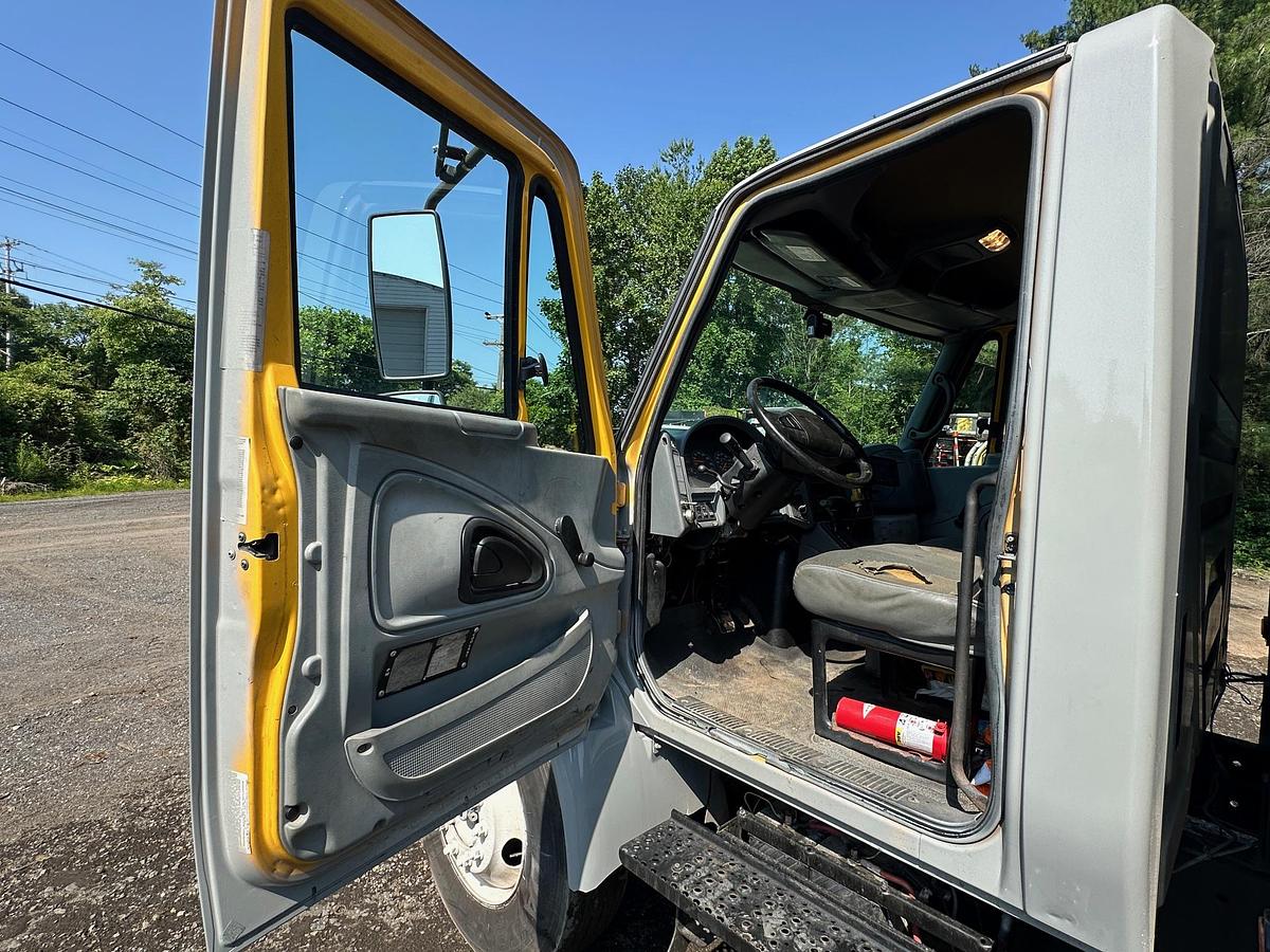 Used 2004 INTERNATIONAL 4300 Attenuator Truck