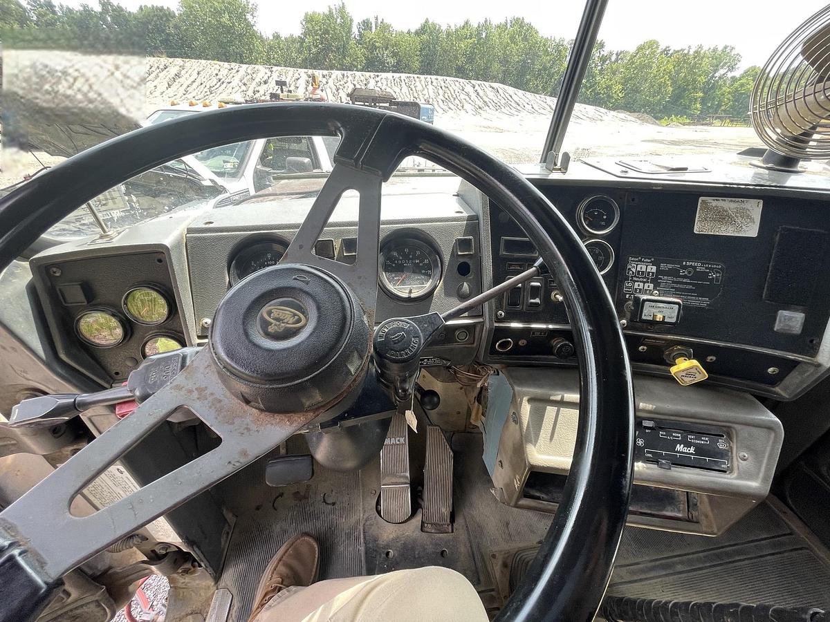 Used 2001 MACK RD 690S Tri Axle
