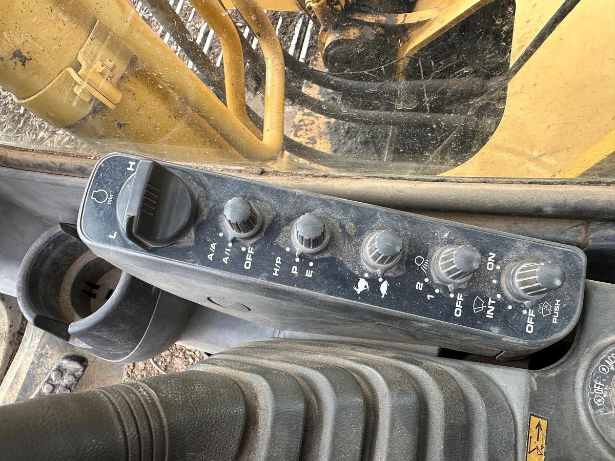 Used 2005 DEERE 160C LC