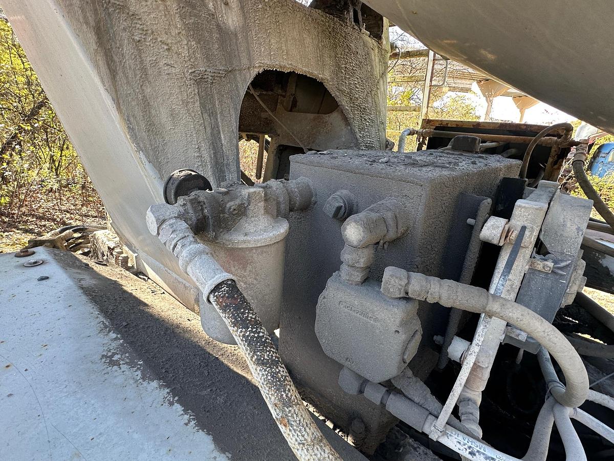 Used 2000 MACK DM690S Conveyor