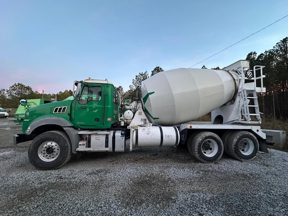 Used 2019 MACK GR64B Rear Mixer
