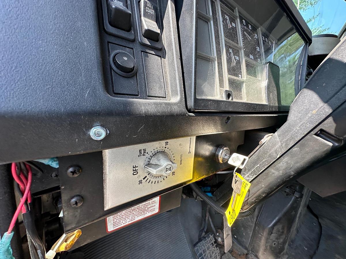 Used 2001 INTERNATIONAL 4900 Attenuator Truck