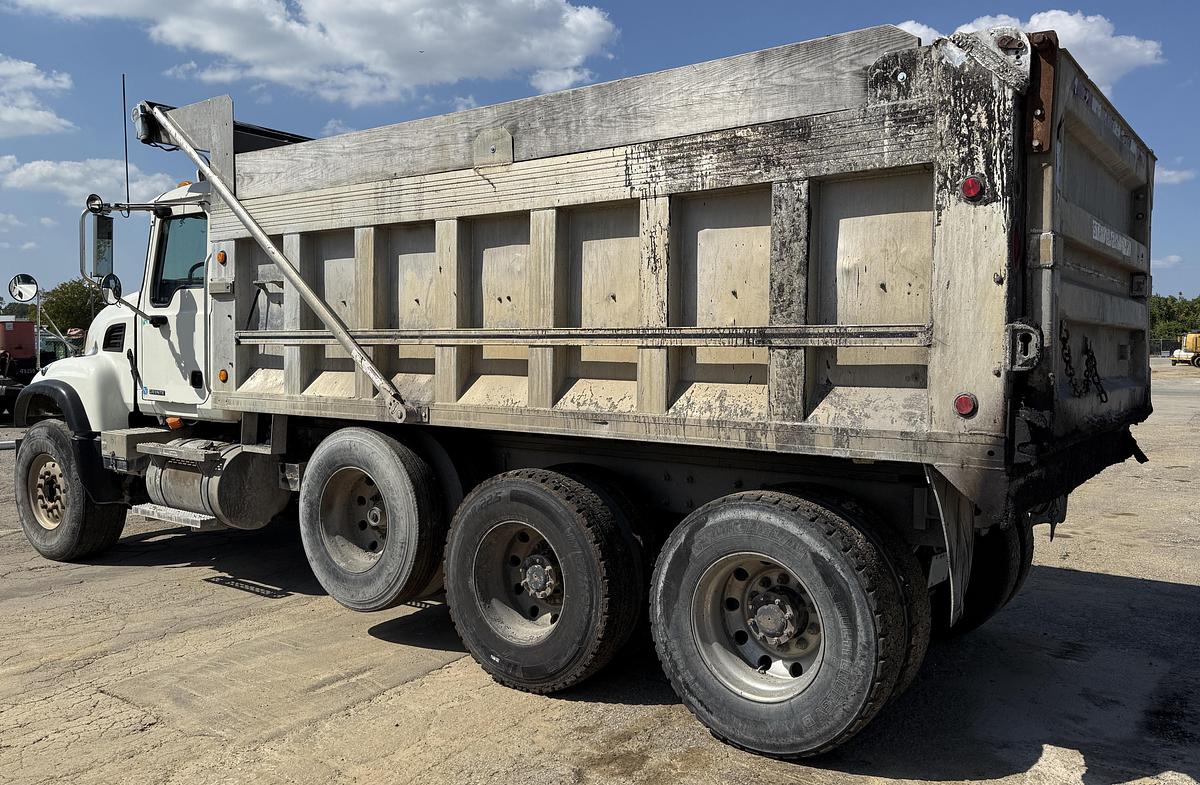 Used 2005 MACK CV713