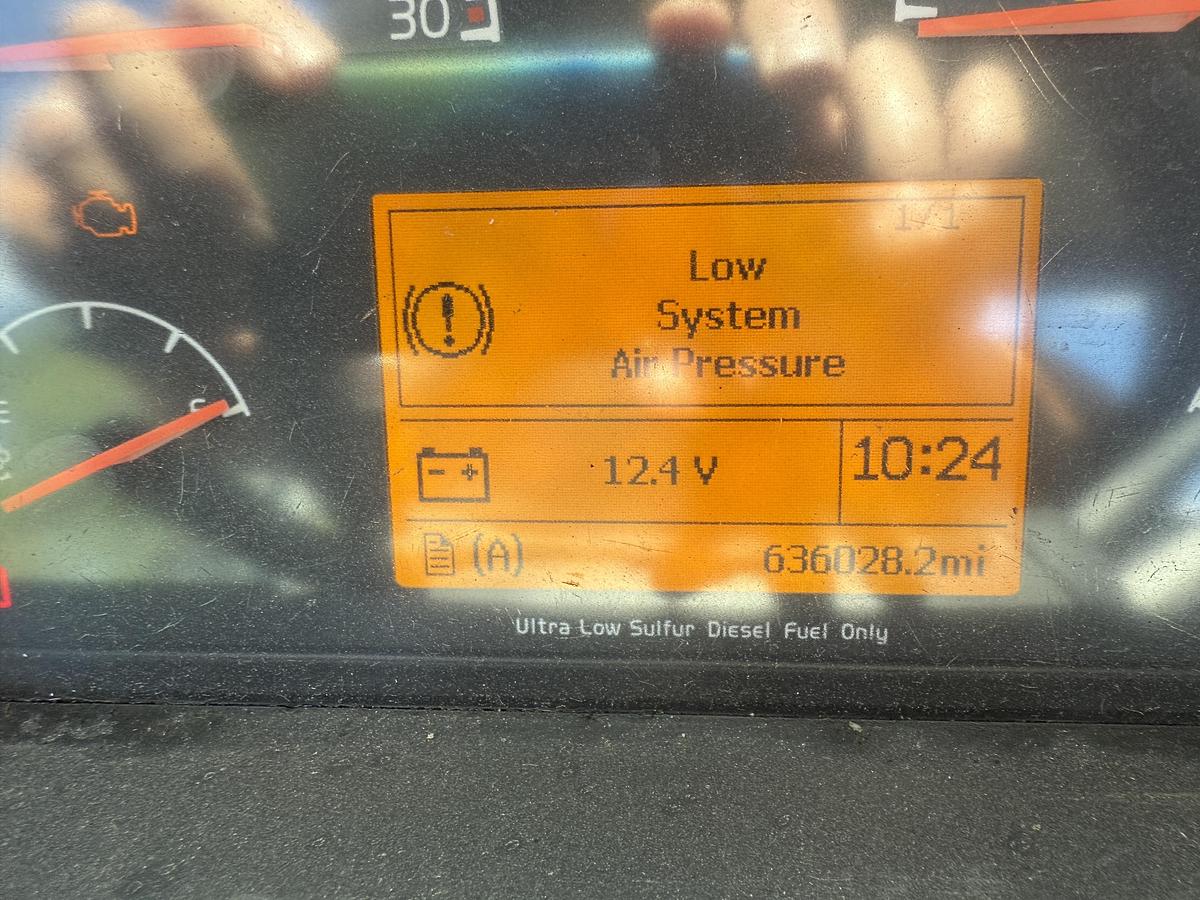 Used 2012 VOLVO VNL64T300