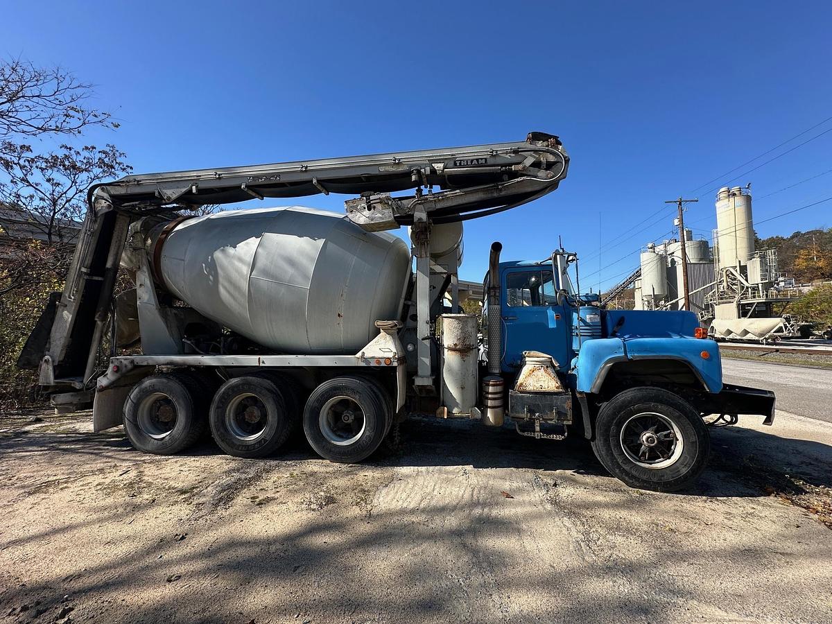 Used 2000 MACK DM690S Conveyor