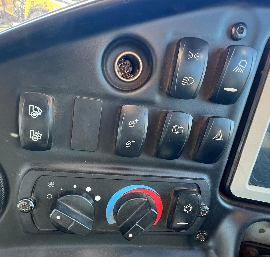 Used 2011 CATERPILLAR 740B Ej