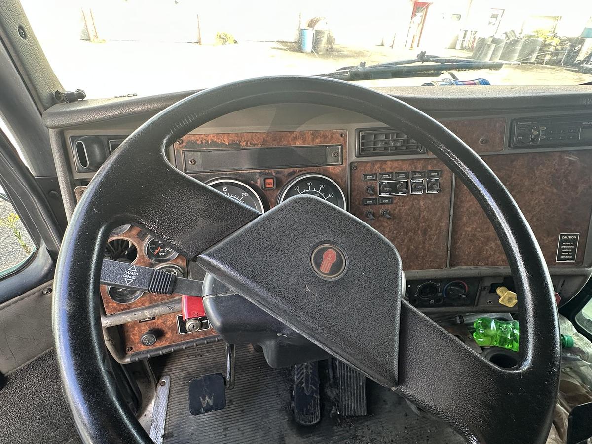 Used 2004 KENWORTH T300